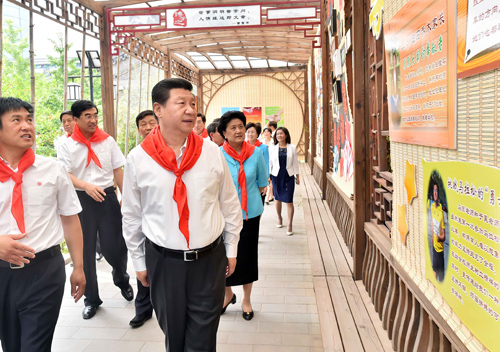 习近平到北京市海淀区民族小学参加庆祝“六一”国际儿童节活动