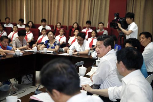 习近平到北京市海淀区民族小学参加庆祝“六一”国际儿童节活动