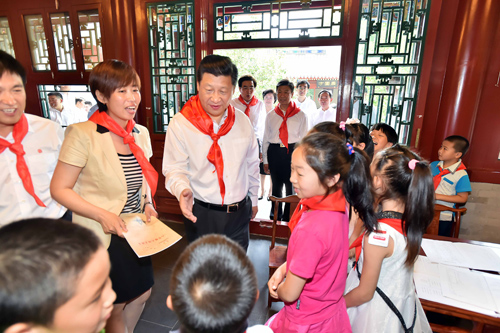 习近平到北京市海淀区民族小学参加庆祝“六一”国际儿童节活动