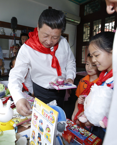 习近平到北京市海淀区民族小学参加庆祝“六一”国际儿童节活动