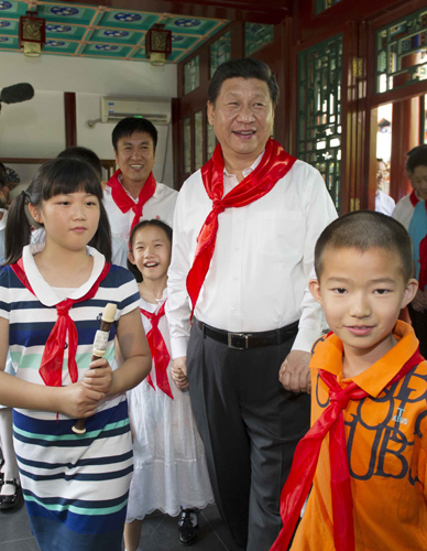 习近平到北京市海淀区民族小学参加庆祝“六一”国际儿童节活动