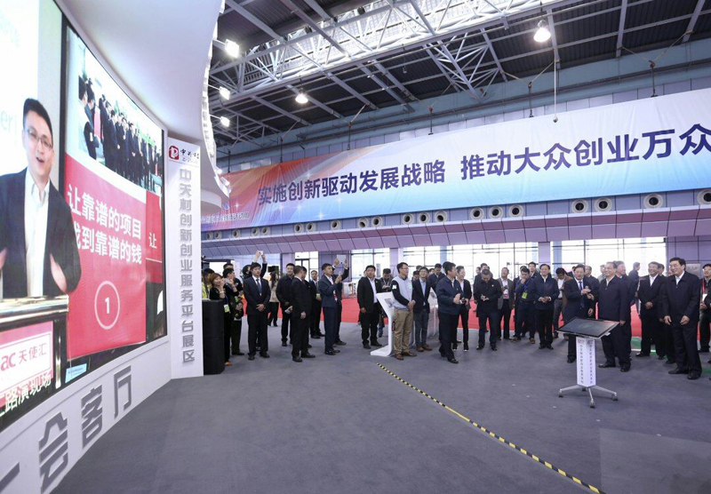李克强双创周打破议程上台即席讲话