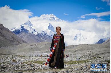 “格桑花开”西藏民族服饰秀亮相珠峰大本营