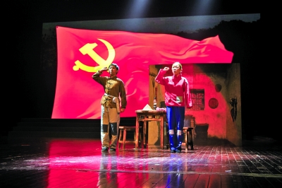 《红星照我去战斗》在北京民族文化宫上演