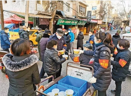 陕西西安学习巷社区的“爱心灶”温暖值守志愿者
