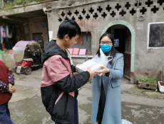 重庆南岸社区志愿者变身快递员 为上网课学生送课本
