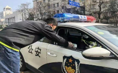 上海徐汇：店员敲车窗送民警一大盒口罩，俯身的样子真美！