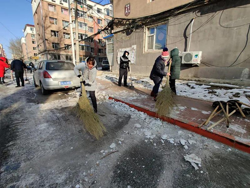 长春市绿园区青年路街道开展“清冰雪 便民行”志愿服务活动