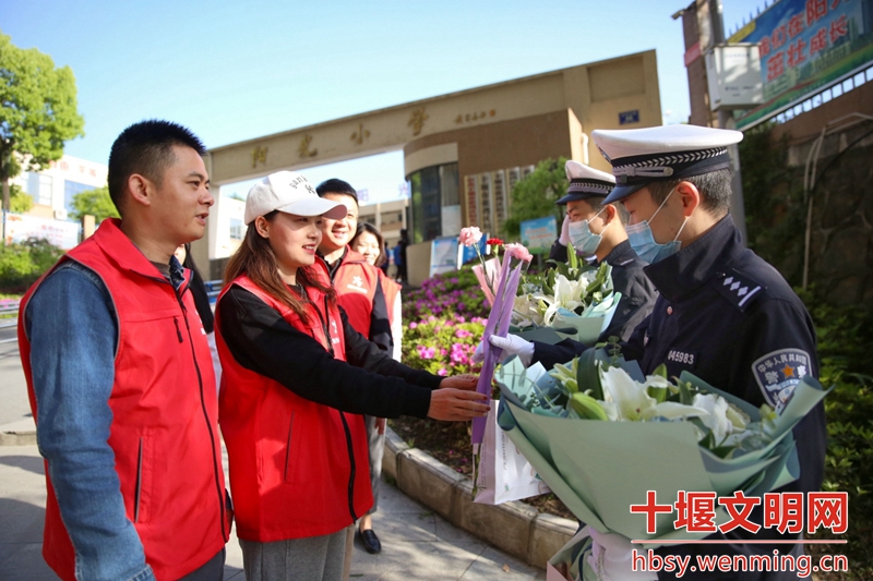 湖北十堰：送你一朵小红花！致敬一线劳动者