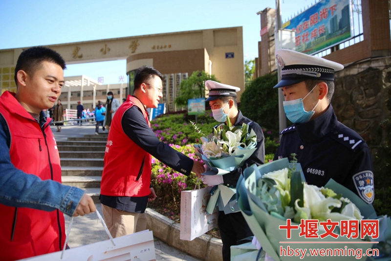 湖北十堰：送你一朵小红花！致敬一线劳动者