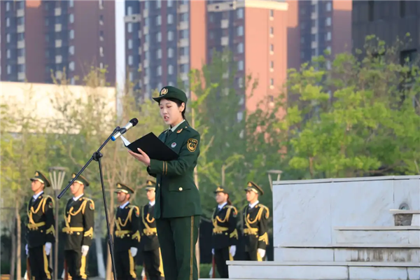天津城建大学举行“红色百年中国梦·迷彩城大亮青春”升旗仪式