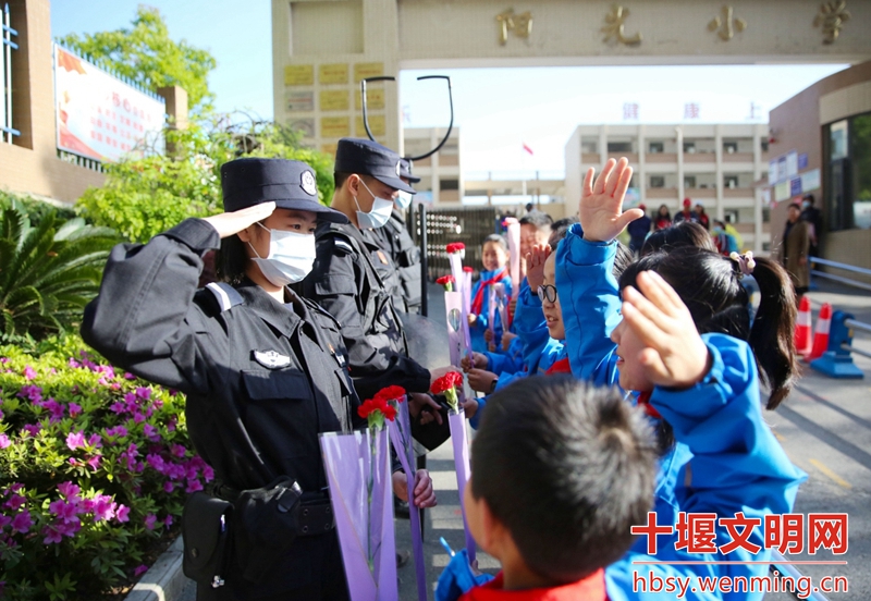 湖北十堰：送你一朵小红花！致敬一线劳动者