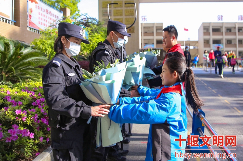 湖北十堰：送你一朵小红花！致敬一线劳动者