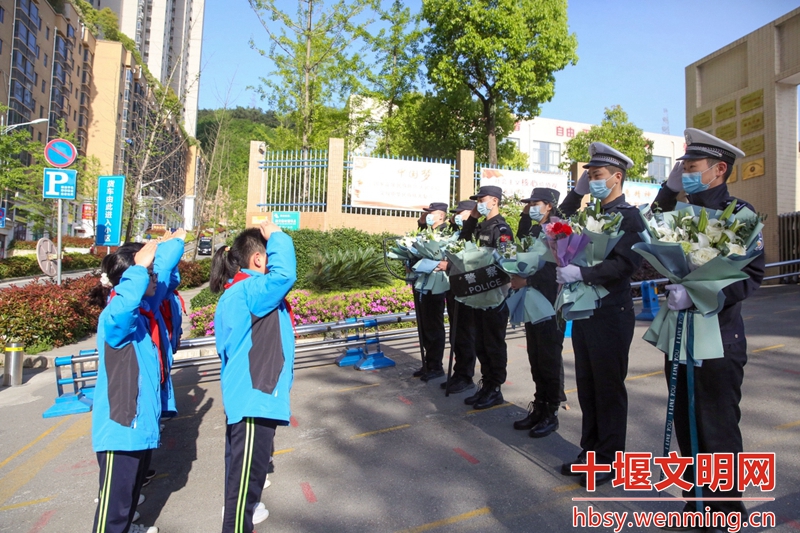 湖北十堰：送你一朵小红花！致敬一线劳动者