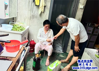 湖南怀化:中秋佳节送温暖：辰溪县志愿者携手残联慰问残疾人家庭