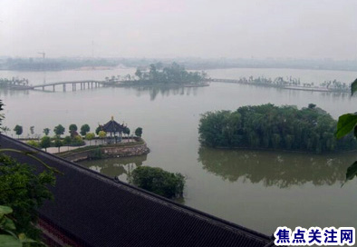 主任白万省与好友同行游镇江金山寺