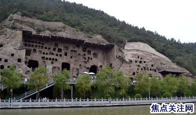 主任白万省一行参观洛阳龙门石窟